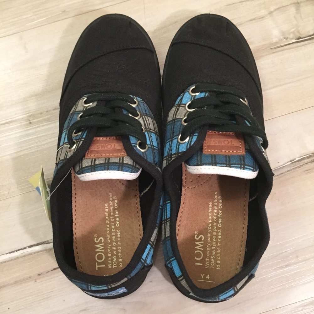 Women’s Size 6/ youth size 4